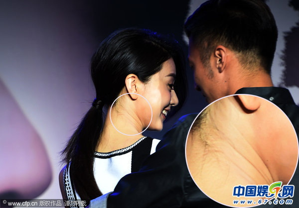 高圆圆双下巴明显颈纹大爆发 露内衣肩带走光