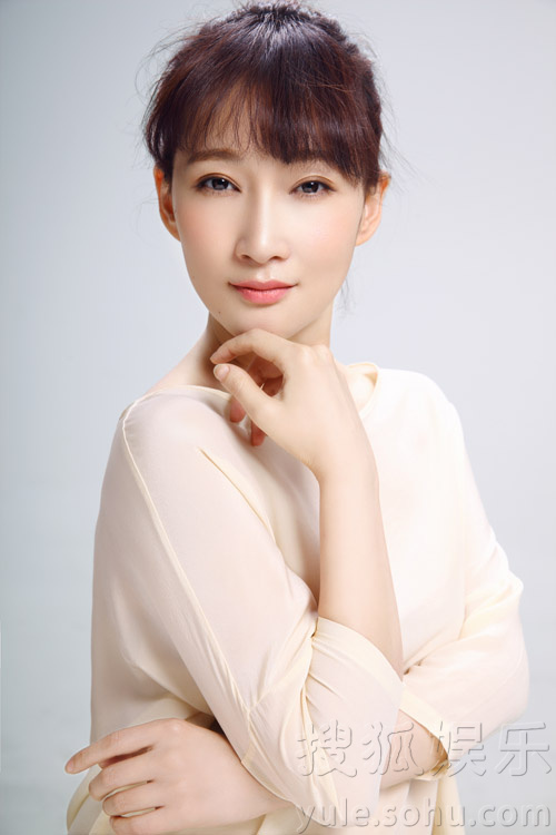     孙嘉曝光优雅清新写真 温婉笑容展轻熟女魅力