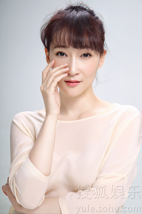     孙嘉曝光优雅清新写真 温婉笑容展轻熟女魅力