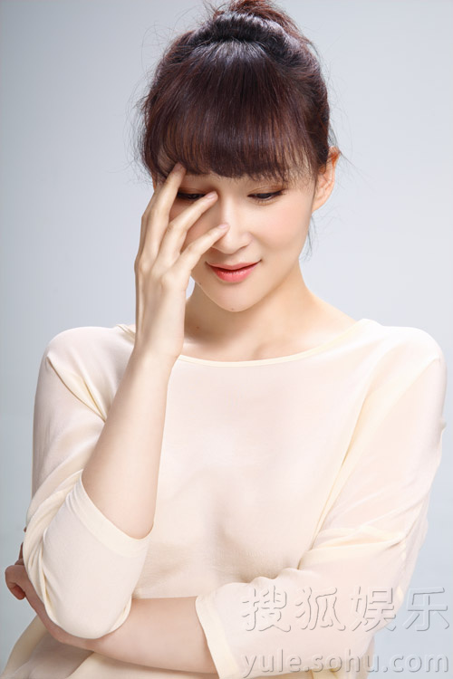     孙嘉曝光优雅清新写真 温婉笑容展轻熟女魅力