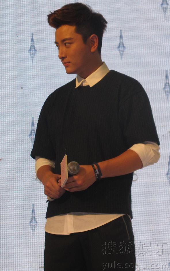     贾乃亮七夕捞金现身家乡 粉丝疯狂场面险失控