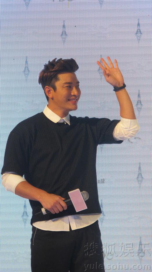 贾乃亮七夕捞金现身家乡 粉丝疯狂场面险失控 贾乃亮七夕捞金现身家乡 粉丝疯狂场面险失控