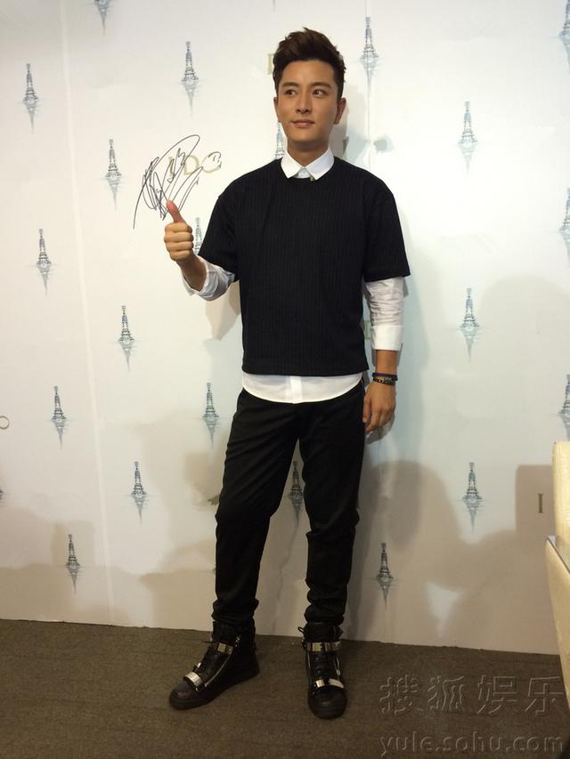 贾乃亮七夕捞金现身家乡 粉丝疯狂场面险失控 贾乃亮七夕捞金现身家乡 粉丝疯狂场面险失控