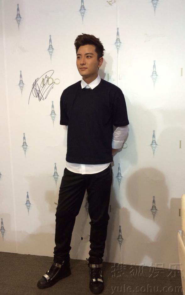 贾乃亮七夕捞金现身家乡 粉丝疯狂场面险失控 贾乃亮七夕捞金现身家乡 粉丝疯狂场面险失控