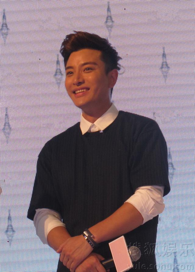 贾乃亮七夕捞金现身家乡 粉丝疯狂场面险失控 贾乃亮七夕捞金现身家乡 粉丝疯狂场面险失控