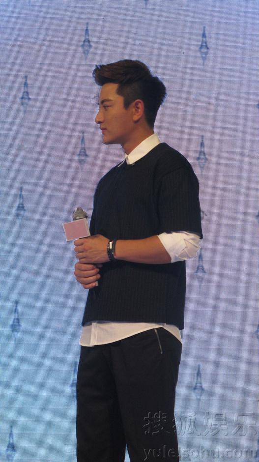 贾乃亮七夕捞金现身家乡 粉丝疯狂场面险失控 贾乃亮七夕捞金现身家乡 粉丝疯狂场面险失控