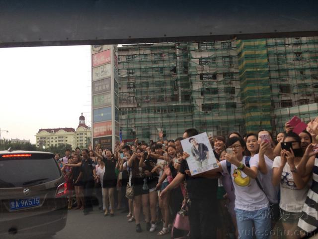 贾乃亮七夕捞金现身家乡 粉丝疯狂场面险失控 贾乃亮七夕捞金现身家乡 粉丝疯狂场面险失控