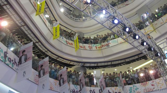 贾乃亮七夕捞金现身家乡 粉丝疯狂场面险失控 贾乃亮七夕捞金现身家乡 粉丝疯狂场面险失控