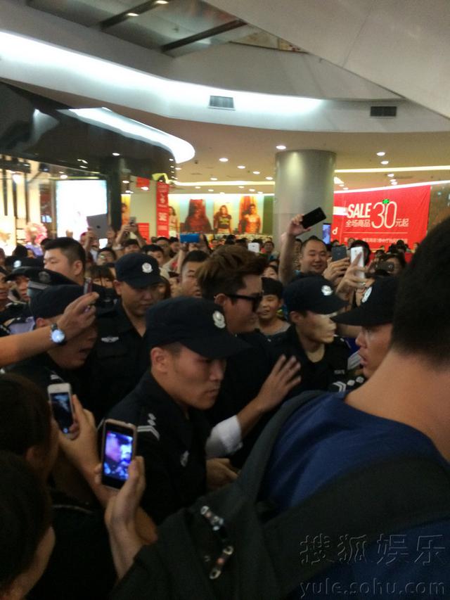     贾乃亮七夕捞金现身家乡 粉丝疯狂场面险失控