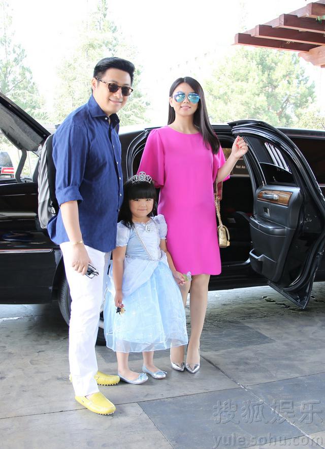     王诗龄公主出巡豪车接送 获赠大师手绘画像