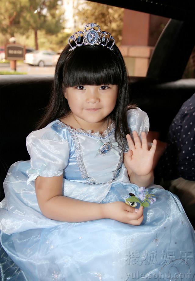 王诗龄公主出巡豪车接送 获赠大师手绘画像 王诗龄公主出巡豪车接送 获赠大师手绘画像