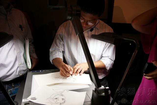 王诗龄公主出巡豪车接送 获赠大师手绘画像 王诗龄公主出巡豪车接送 获赠大师手绘画像