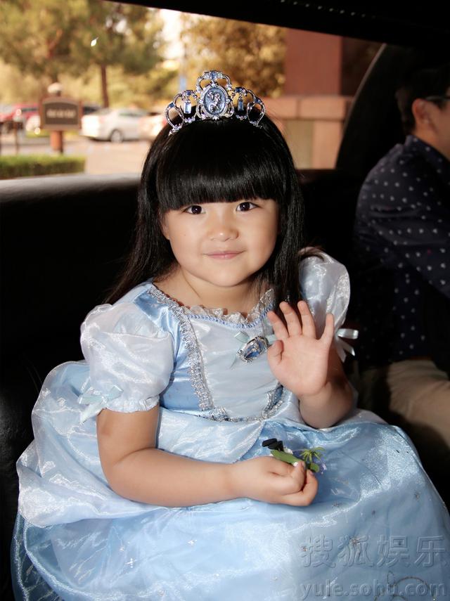 王诗龄公主出巡豪车接送 获赠大师手绘画像 王诗龄公主出巡豪车接送 获赠大师手绘画像