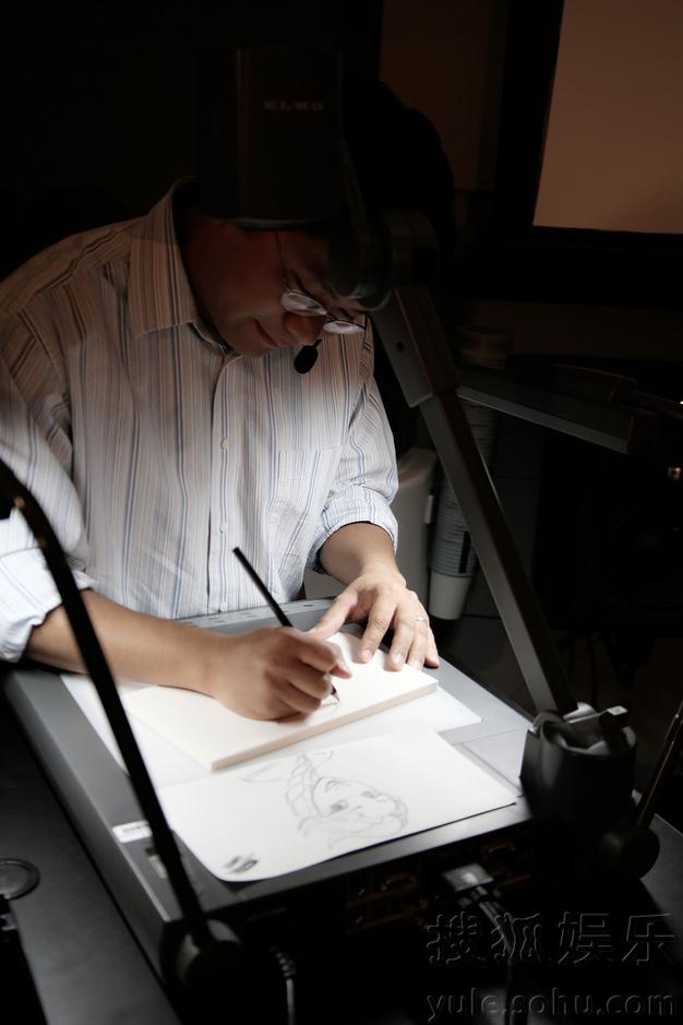     王诗龄公主出巡豪车接送 获赠大师手绘画像