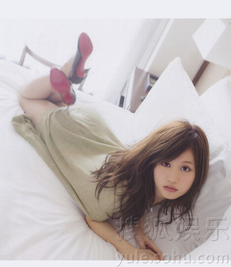     前AKB48成员前田敦子写真美腿白皙 妩媚诱人