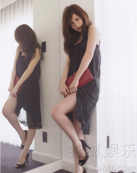     前AKB48成员前田敦子写真美腿白皙 妩媚诱人