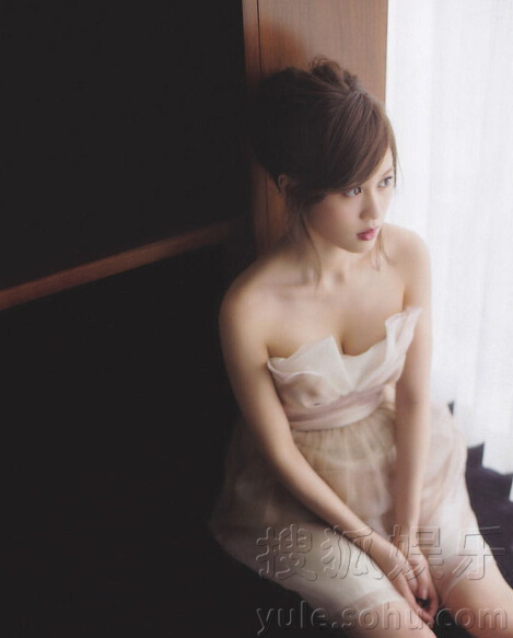     前AKB48成员前田敦子写真美腿白皙 妩媚诱人