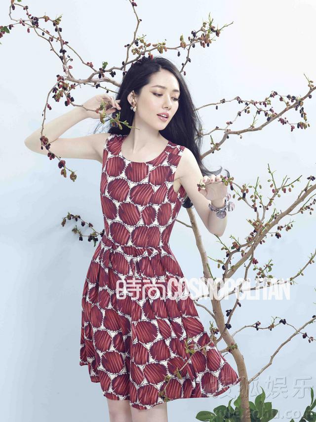     郭碧婷登一线时尚杂志 徜徉花海清新扑面