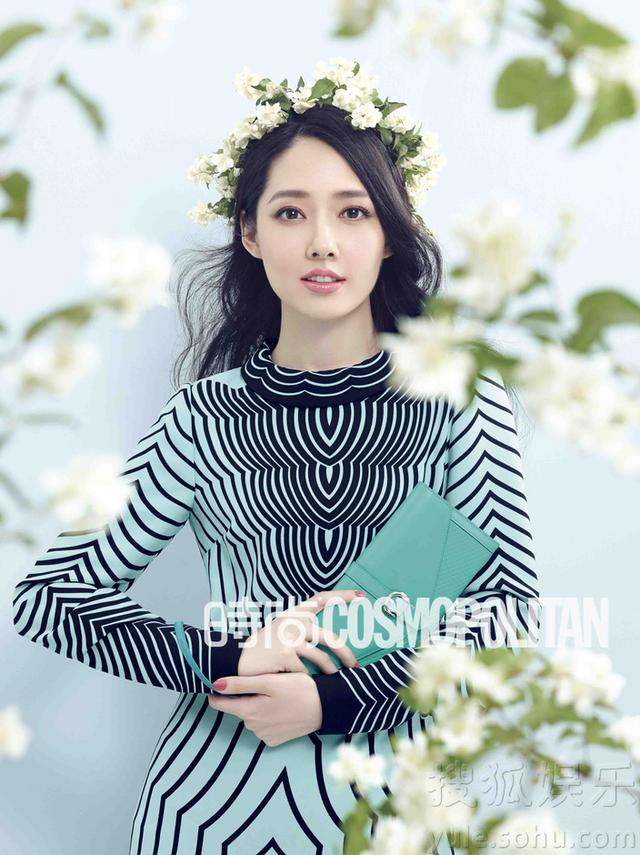     郭碧婷登一线时尚杂志 徜徉花海清新扑面