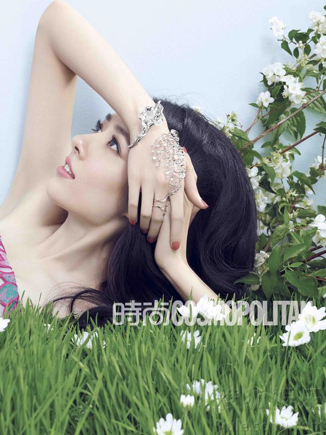     郭碧婷登一线时尚杂志 徜徉花海清新扑面