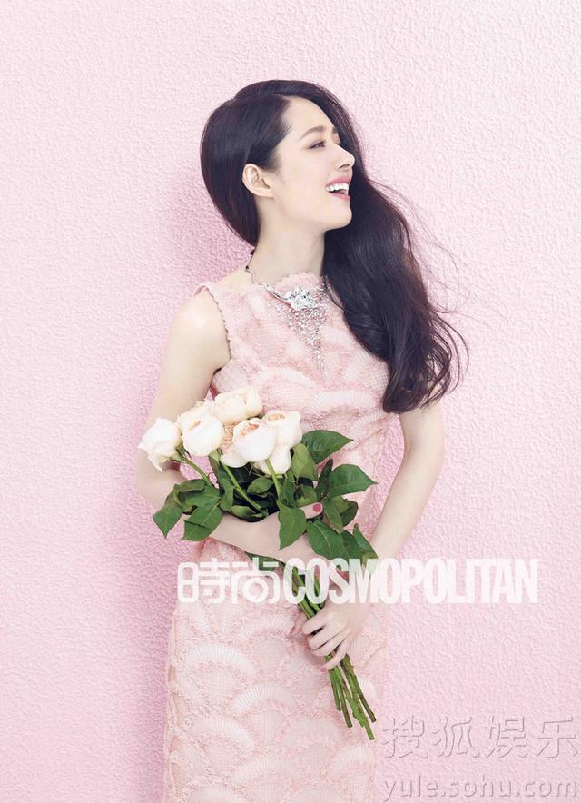     郭碧婷登一线时尚杂志 徜徉花海清新扑面