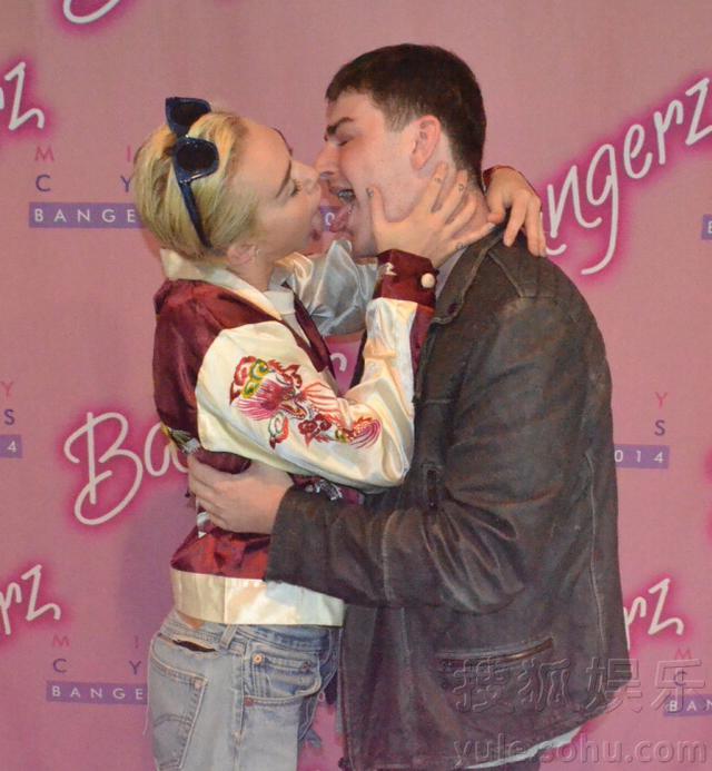     麦莉-塞勒斯被男粉丝“袭胸” 露吓人浮夸表情