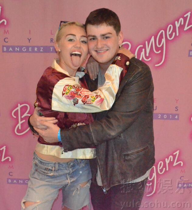     麦莉-塞勒斯被男粉丝“袭胸” 露吓人浮夸表情