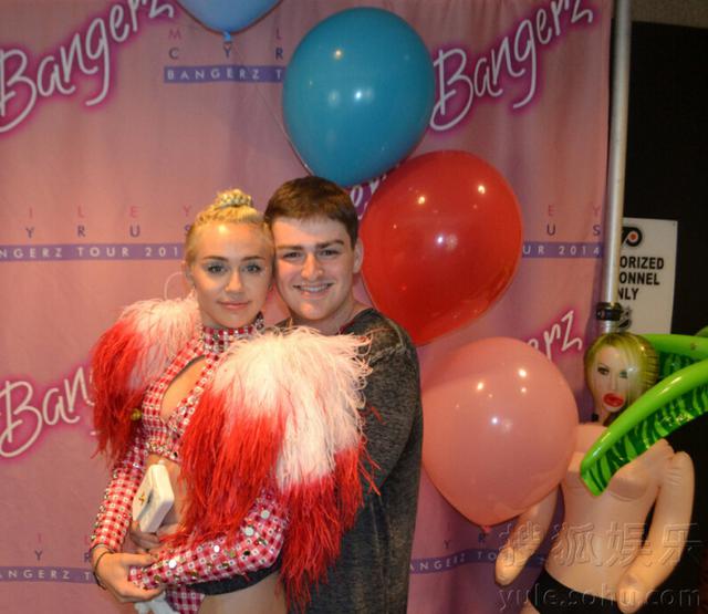     麦莉-塞勒斯被男粉丝“袭胸” 露吓人浮夸表情