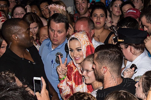 水果姐凯蒂佩里穿烤肠披萨装 与歌迷合影卖萌