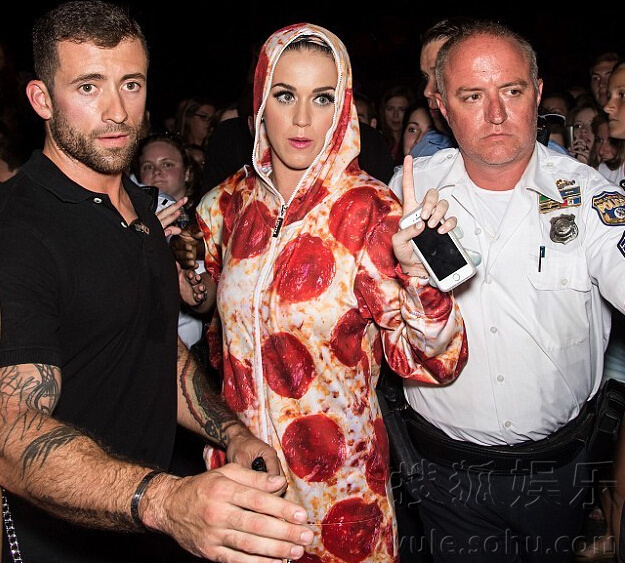 水果姐凯蒂佩里穿烤肠披萨装 与歌迷合影卖萌