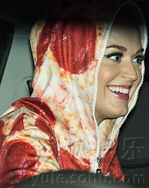 水果姐凯蒂佩里穿烤肠披萨装 与歌迷合影卖萌