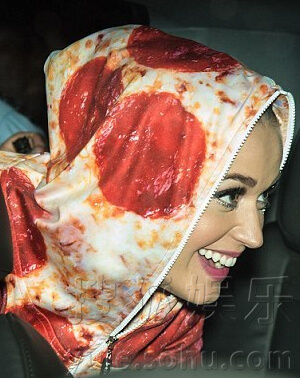 水果姐凯蒂佩里穿烤肠披萨装 与歌迷合影卖萌