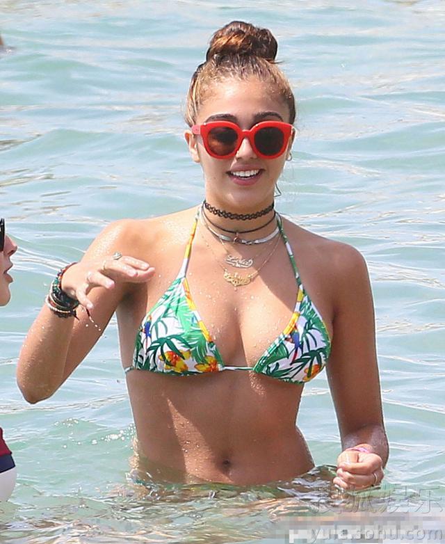 麦当娜17岁女儿比基尼戏水 