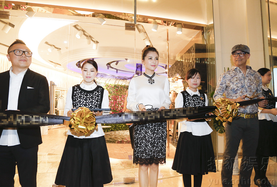     刘涛出席品牌剪彩活动 白衫尽显黑裙端庄大气