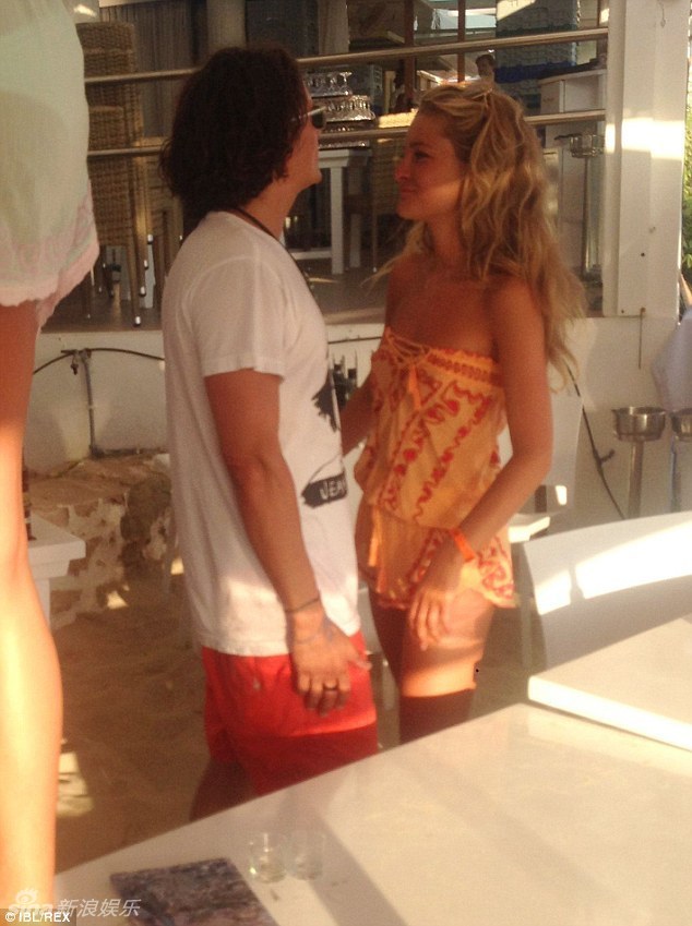 奥兰多疑搭20岁嫩模新欢 派对狂欢手舞足蹈