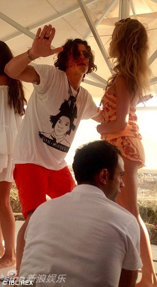 奥兰多疑搭20岁嫩模新欢 派对狂欢手舞足蹈