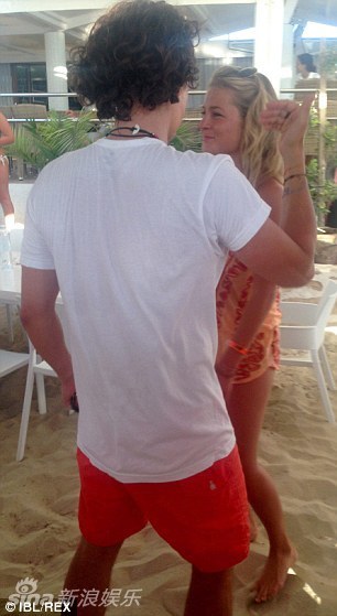 奥兰多疑搭20岁嫩模新欢 派对狂欢手舞足蹈