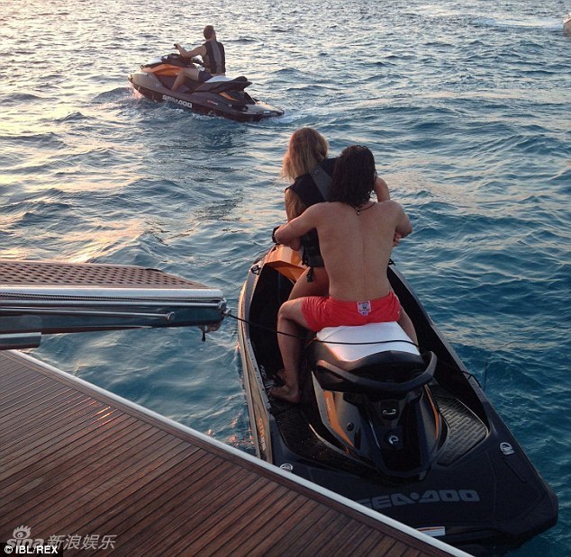 奥兰多疑搭20岁嫩模新欢 派对狂欢手舞足蹈