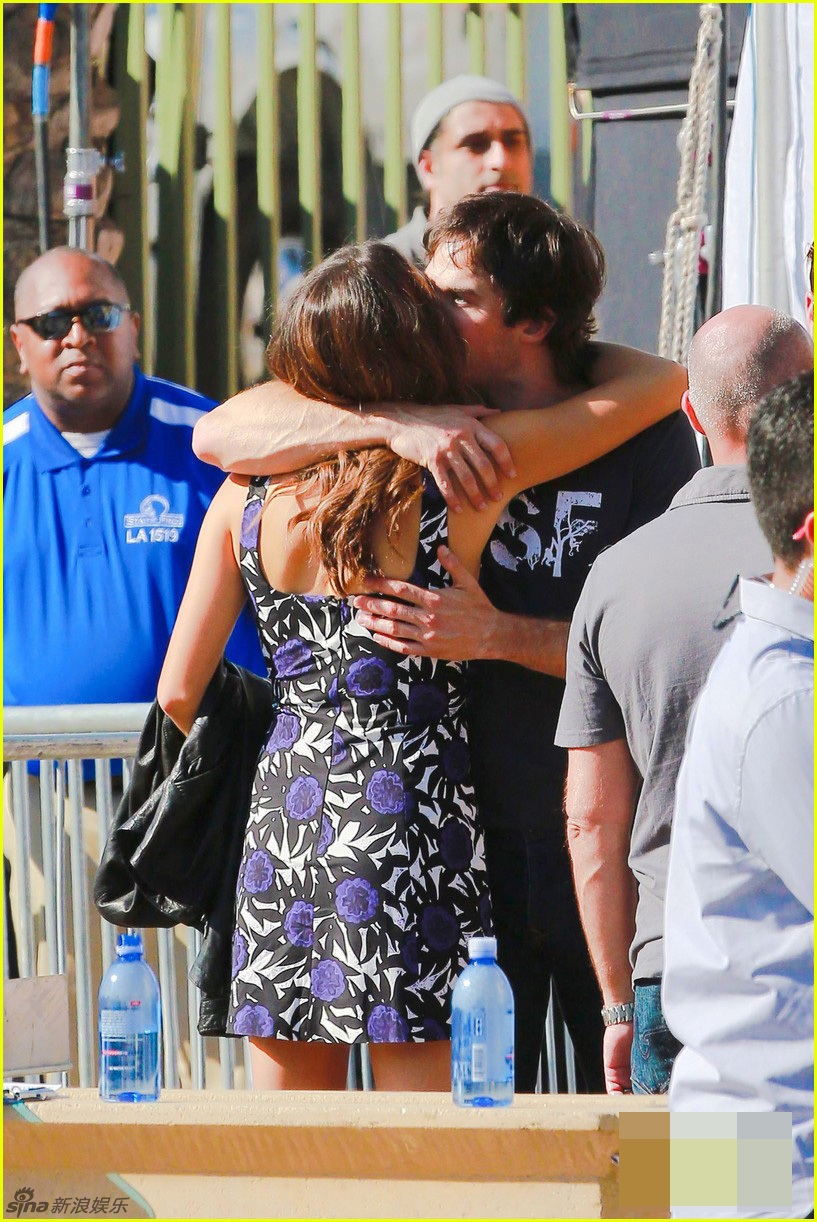 伊恩天使之城亲吻女友 艳阳高照秀翘臀