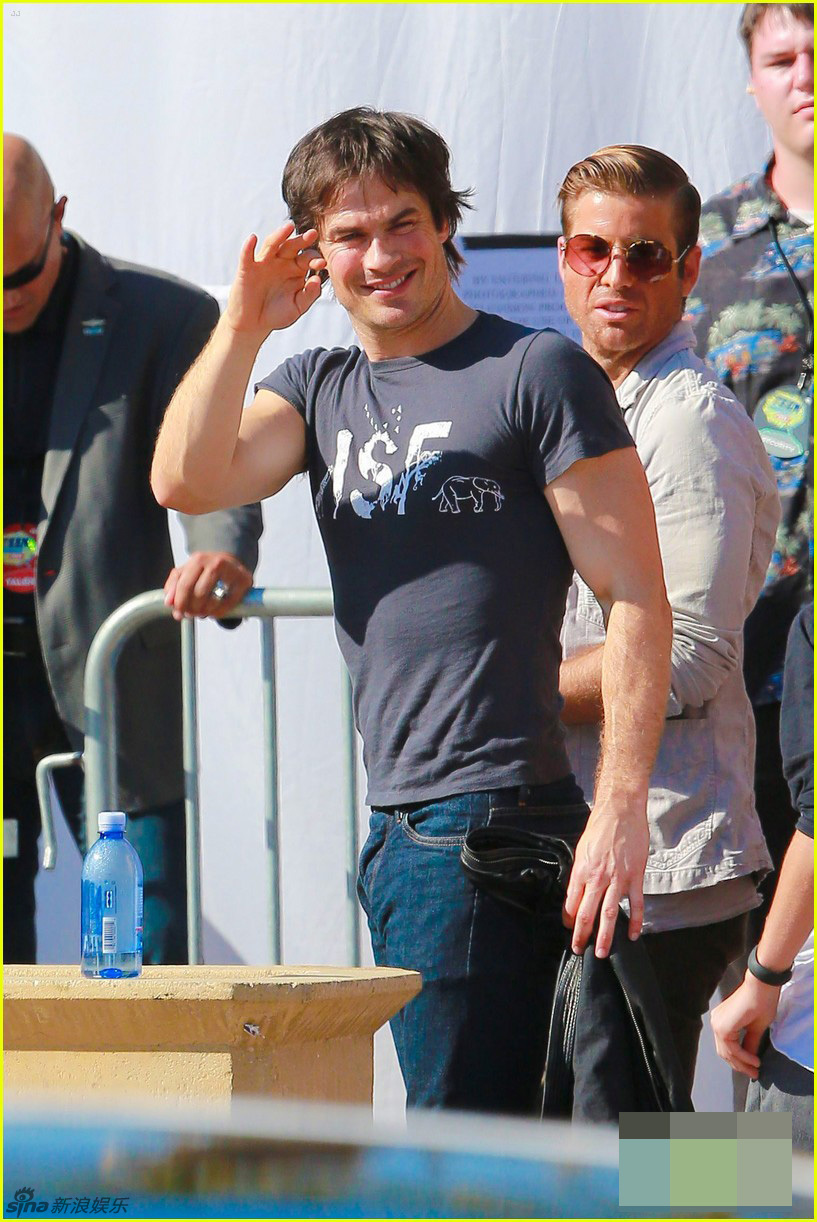 伊恩天使之城亲吻女友 艳阳高照秀翘臀