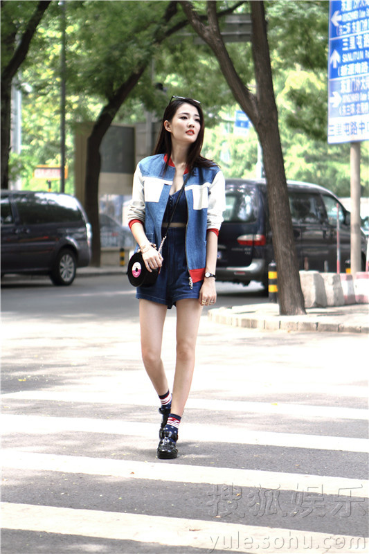 徐璐混搭牛仔单品拍写真 秀美腿展青春活力 