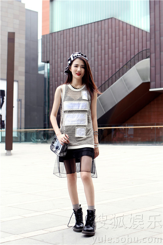 徐璐混搭牛仔单品拍写真 秀美腿展青春活力 