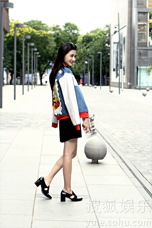 徐璐混搭牛仔单品拍写真 秀美腿展青春活力 