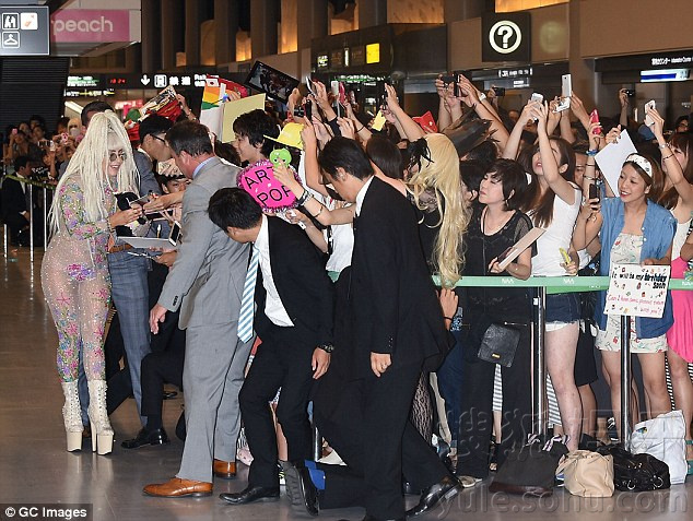  雷出新高度！lady gaga穿透视装顶冲天炮踩高跷 