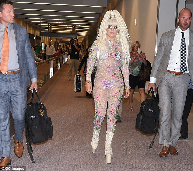  雷出新高度！lady gaga穿透视装顶冲天炮踩高跷 