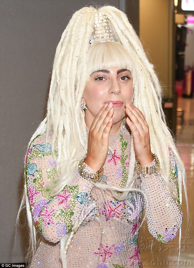  雷出新高度！lady gaga穿透视装顶冲天炮踩高跷 