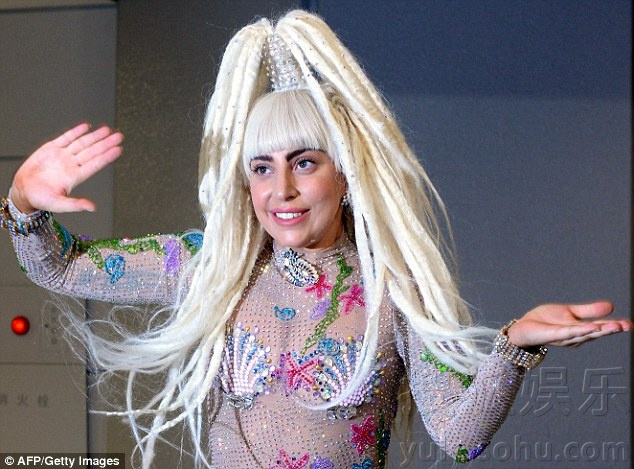  雷出新高度！lady gaga穿透视装顶冲天炮踩高跷 