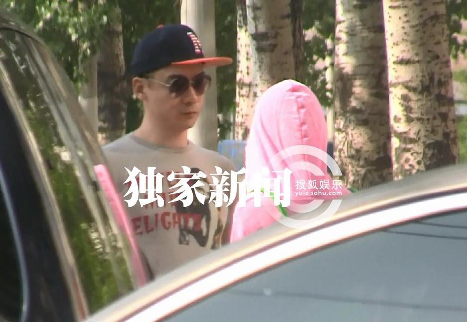 独家：高虎吸毒被行拘 被捕前曾和女友逛街亲吻