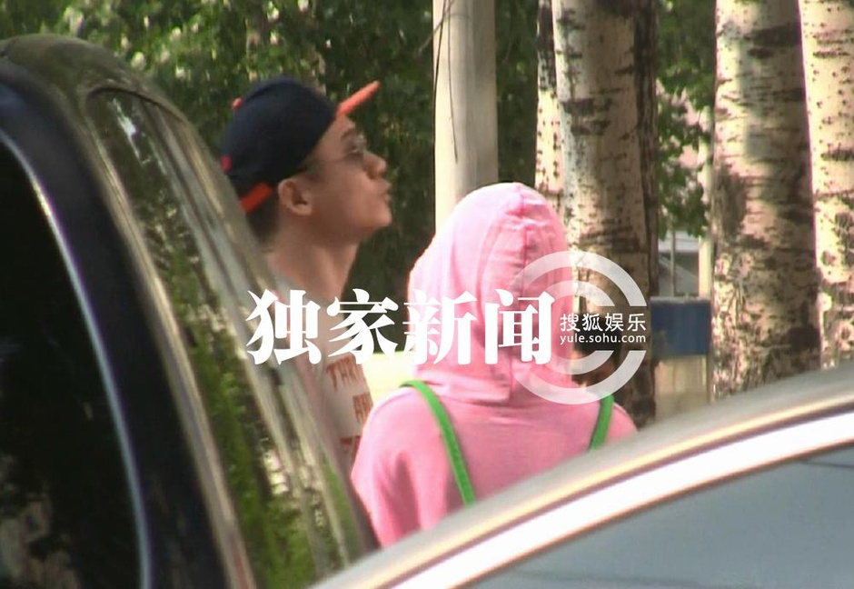 独家：高虎吸毒被行拘 被捕前曾和女友逛街亲吻