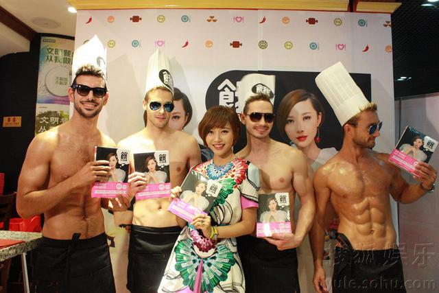  食色不分家!女主播新书发布邀外籍男模湿身站台 